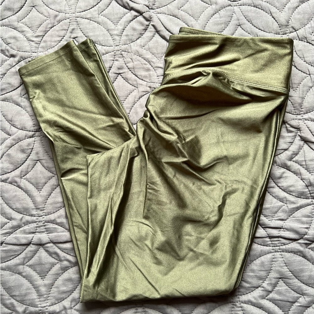 NWOT Torrid Olive Shimmer High-Waist Leggings with scrunchy bum size 1